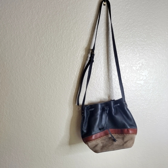 The Sak Ivy Drawstring Bucket Bag in Leather Convertible Purse with Crossbody S - Picture 1 of 7